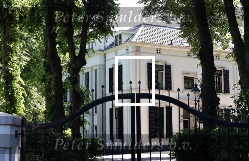 Huizen 7 8 en 9 juli 2023
De autos van Linda de Mol en Jeroen Rietbergen voor haar huis .
Linda viert haar verjaardag met vriendinnen in de tuin . Oa Susan Visser Mireille Bekooy Xenia Kasper en Lies Visschedijk waren aanwezig.