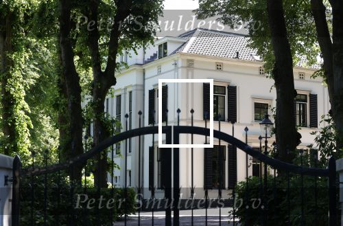 Huizen 7 8 en 9 juli 2023
De autos van Linda de Mol en Jeroen Rietbergen voor haar huis .
Linda viert haar verjaardag met vriendinnen in de tuin . Oa Susan Visser Mireille Bekooy Xenia Kasper en Lies Visschedijk waren aanwezig.