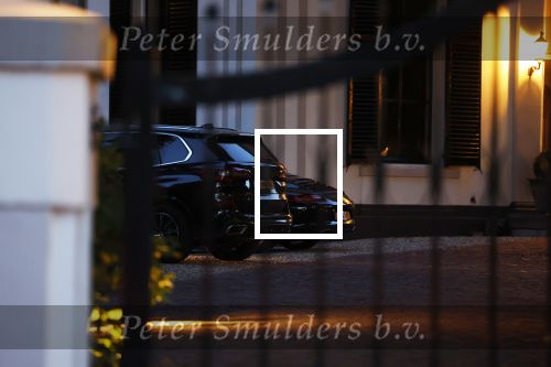 Huizen 7 8 en 9 juli 2023
De autos van Linda de Mol en Jeroen Rietbergen voor haar huis .
Linda viert haar verjaardag met vriendinnen in de tuin . Oa Susan Visser Mireille Bekooy Xenia Kasper en Lies Visschedijk waren aanwezig.