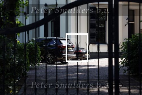 Huizen 7 8 en 9 juli 2023
De autos van Linda de Mol en Jeroen Rietbergen voor haar huis .
Linda viert haar verjaardag met vriendinnen in de tuin . Oa Susan Visser Mireille Bekooy Xenia Kasper en Lies Visschedijk waren aanwezig.