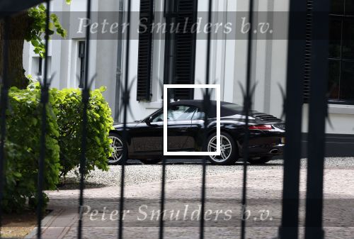 Huizen 7 8 en 9 juli 2023
De autos van Linda de Mol en Jeroen Rietbergen voor haar huis .
Linda viert haar verjaardag met vriendinnen in de tuin . Oa Susan Visser Mireille Bekooy Xenia Kasper en Lies Visschedijk waren aanwezig.
