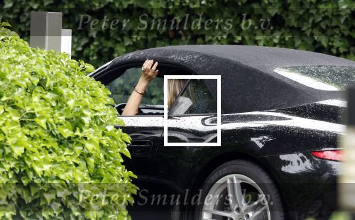 Laren 29 juni 2023
Linda de Mol rijdt in haar Porsche 911 cabrio naar het hoofdkantoor van Talpa.
