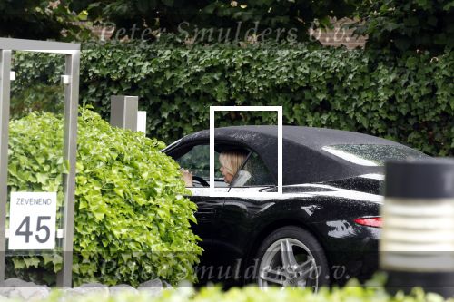 Laren 29 juni 2023
Linda de Mol rijdt in haar Porsche 911 cabrio naar het hoofdkantoor van Talpa.