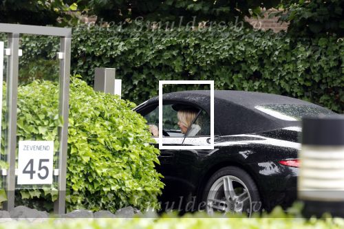Laren 29 juni 2023
Linda de Mol rijdt in haar Porsche 911 cabrio naar het hoofdkantoor van Talpa.