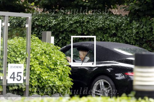 Laren 29 juni 2023
Linda de Mol rijdt in haar Porsche 911 cabrio naar het hoofdkantoor van Talpa.