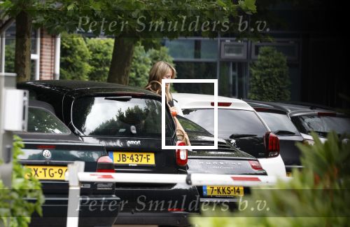 Laren 29 juni 2023
Linda de Mol rijdt in haar Porsche 911 cabrio naar het hoofdkantoor van Talpa.