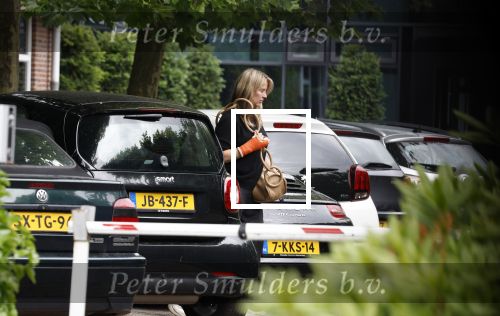 Laren 29 juni 2023
Linda de Mol rijdt in haar Porsche 911 cabrio naar het hoofdkantoor van Talpa.