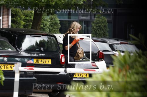 Laren 29 juni 2023
Linda de Mol rijdt in haar Porsche 911 cabrio naar het hoofdkantoor van Talpa.