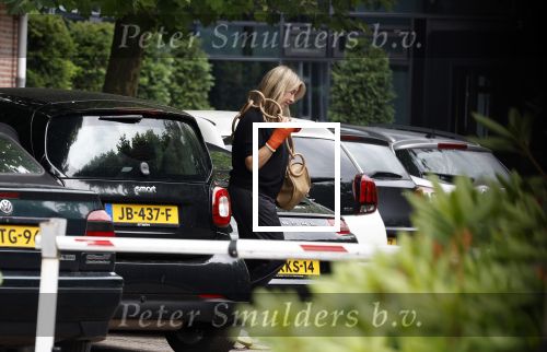 Laren 29 juni 2023
Linda de Mol rijdt in haar Porsche 911 cabrio naar het hoofdkantoor van Talpa.