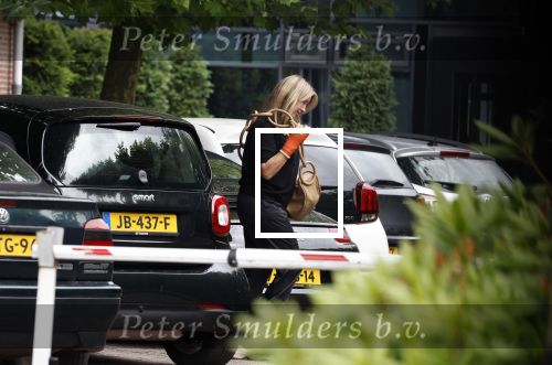 Laren 29 juni 2023
Linda de Mol rijdt in haar Porsche 911 cabrio naar het hoofdkantoor van Talpa.