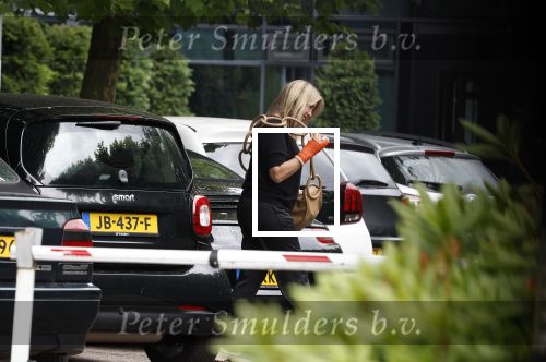 Laren 29 juni 2023
Linda de Mol rijdt in haar Porsche 911 cabrio naar het hoofdkantoor van Talpa.