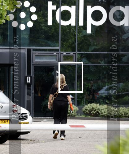 Laren 29 juni 2023
Linda de Mol rijdt in haar Porsche 911 cabrio naar het hoofdkantoor van Talpa.