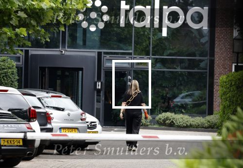 Laren 29 juni 2023
Linda de Mol rijdt in haar Porsche 911 cabrio naar het hoofdkantoor van Talpa.