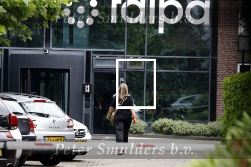 Laren 29 juni 2023
Linda de Mol rijdt in haar Porsche 911 cabrio naar het hoofdkantoor van Talpa.