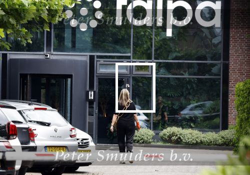 Laren 29 juni 2023
Linda de Mol rijdt in haar Porsche 911 cabrio naar het hoofdkantoor van Talpa.