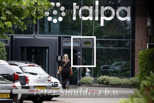 Laren 29 juni 2023
Linda de Mol rijdt in haar Porsche 911 cabrio naar het hoofdkantoor van Talpa.