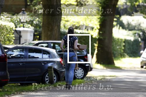 Huizen 7 8 en 9 juli 2023
De autos van Linda de Mol en Jeroen Rietbergen voor haar huis .
Linda viert haar verjaardag met vriendinnen in de tuin . Oa Susan Visser Mireille Bekooy Xenia Kasper en Lies Visschedijk waren aanwezig.
Echte Liefde Kaas en delicatessen brachten een cadeautje