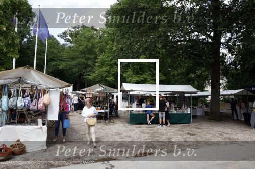 Lage Vuursche 28 juli 2023
Palijs Drakensteyn van prinss Beatrix . De poort is geschilderd en in de tuin staan hekken met donkee doeken voor privacy .Markt in Lage Vuursche