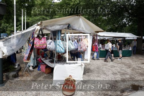 Lage Vuursche 28 juli 2023
Palijs Drakensteyn van prinss Beatrix . De poort is geschilderd en in de tuin staan hekken met donkee doeken voor privacy .Markt in Lage Vuursche