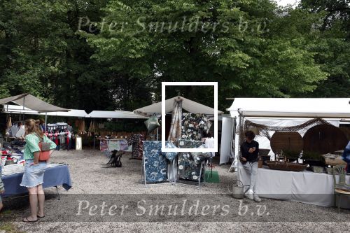 Lage Vuursche 28 juli 2023
Palijs Drakensteyn van prinss Beatrix . De poort is geschilderd en in de tuin staan hekken met donkee doeken voor privacy .Markt in Lage Vuursche