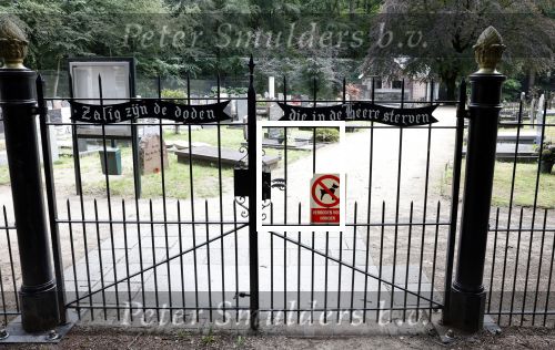 Lage Vuursche 28 juli 2023
Palijs Drakensteyn van prinss Beatrix . De poort is geschilderd en in de tuin staan hekken met donkee doeken voor privacy .Markt in Lage Vuursche