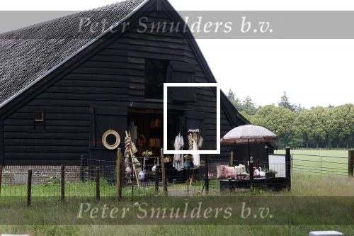 Lage Vuursche 28 juli 2023
Palijs Drakensteyn van prinss Beatrix . De poort is geschilderd en in de tuin staan hekken met donkee doeken voor privacy .Markt in Lage Vuursche