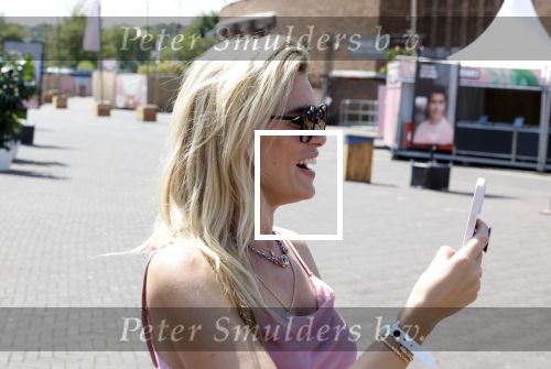 Amsterdam 8 juli 2023
Willeke Alberti krijgt uit handen van Nicolette v Dam een roze amsterdammertje als beloning voor haar prachtige carriere.  Uitreiking was op de Amsterdamse zomer.