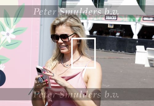 Amsterdam 8 juli 2023
Willeke Alberti krijgt uit handen van Nicolette v Dam een roze amsterdammertje als beloning voor haar prachtige carriere.  Uitreiking was op de Amsterdamse zomer.