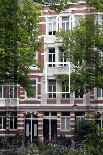 Amsterdam 21 juli 2023
Thijs Romer rijdt naar het huis van Noor Groot . Hij parkeert zijn auto ergens anders en loopt naar haar huis . 30 min later loopt hij weg  en 10 seconden later komt Noor achter hem aangerend.  Ze lopen ergens heen en ruim anderhalf uur later komt Noor alleen terug Thijs loopt naar zijn auto en rijdt weg.