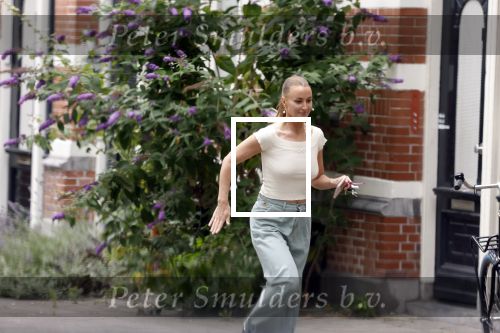 Amsterdam 21 juli 2023
Thijs Romer rijdt naar het huis van Noor Groot . Hij parkeert zijn auto ergens anders en loopt naar haar huis . 30 min later loopt hij weg  en 10 seconden later komt Noor achter hem aangerend.  Ze lopen ergens heen en ruim anderhalf uur later komt Noor alleen terug Thijs loopt naar zijn auto en rijdt weg.