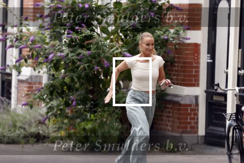 Amsterdam 21 juli 2023
Thijs Romer rijdt naar het huis van Noor Groot . Hij parkeert zijn auto ergens anders en loopt naar haar huis . 30 min later loopt hij weg  en 10 seconden later komt Noor achter hem aangerend.  Ze lopen ergens heen en ruim anderhalf uur later komt Noor alleen terug Thijs loopt naar zijn auto en rijdt weg.