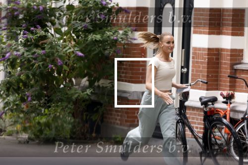 Amsterdam 21 juli 2023
Thijs Romer rijdt naar het huis van Noor Groot . Hij parkeert zijn auto ergens anders en loopt naar haar huis . 30 min later loopt hij weg  en 10 seconden later komt Noor achter hem aangerend.  Ze lopen ergens heen en ruim anderhalf uur later komt Noor alleen terug Thijs loopt naar zijn auto en rijdt weg.