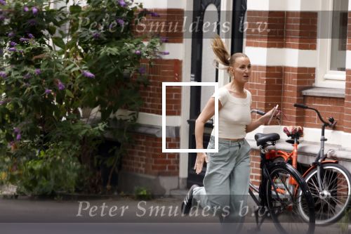 Amsterdam 21 juli 2023
Thijs Romer rijdt naar het huis van Noor Groot . Hij parkeert zijn auto ergens anders en loopt naar haar huis . 30 min later loopt hij weg  en 10 seconden later komt Noor achter hem aangerend.  Ze lopen ergens heen en ruim anderhalf uur later komt Noor alleen terug Thijs loopt naar zijn auto en rijdt weg.