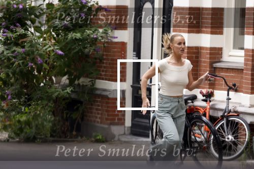 Amsterdam 21 juli 2023
Thijs Romer rijdt naar het huis van Noor Groot . Hij parkeert zijn auto ergens anders en loopt naar haar huis . 30 min later loopt hij weg  en 10 seconden later komt Noor achter hem aangerend.  Ze lopen ergens heen en ruim anderhalf uur later komt Noor alleen terug Thijs loopt naar zijn auto en rijdt weg.