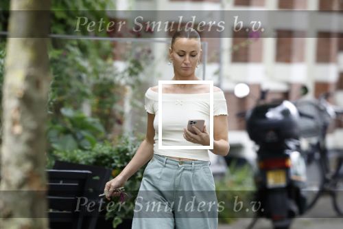 Amsterdam 21 juli 2023
Thijs Romer rijdt naar het huis van Noor Groot . Hij parkeert zijn auto ergens anders en loopt naar haar huis . 30 min later loopt hij weg  en 10 seconden later komt Noor achter hem aangerend.  Ze lopen ergens heen en ruim anderhalf uur later komt Noor alleen terug Thijs loopt naar zijn auto en rijdt weg.