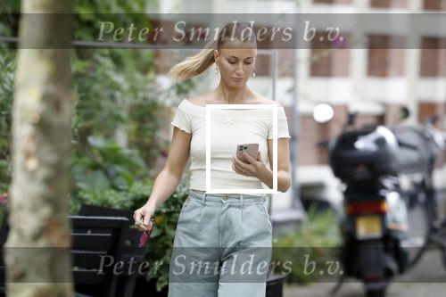 Amsterdam 21 juli 2023
Thijs Romer rijdt naar het huis van Noor Groot . Hij parkeert zijn auto ergens anders en loopt naar haar huis . 30 min later loopt hij weg  en 10 seconden later komt Noor achter hem aangerend.  Ze lopen ergens heen en ruim anderhalf uur later komt Noor alleen terug Thijs loopt naar zijn auto en rijdt weg.