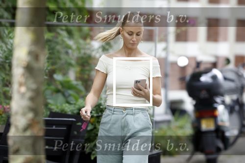 Amsterdam 21 juli 2023
Thijs Romer rijdt naar het huis van Noor Groot . Hij parkeert zijn auto ergens anders en loopt naar haar huis . 30 min later loopt hij weg  en 10 seconden later komt Noor achter hem aangerend.  Ze lopen ergens heen en ruim anderhalf uur later komt Noor alleen terug Thijs loopt naar zijn auto en rijdt weg.
