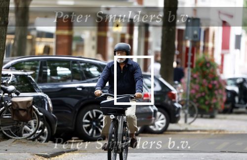 Amsterdam 29 juni 2023
Oscar Hammerstein met helm op zijn electrische v Moof fiets in Amsterdam Zuid