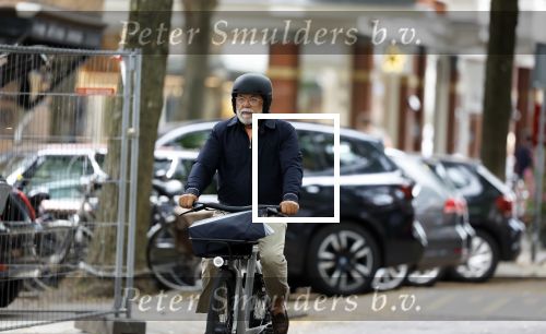 Amsterdam 29 juni 2023
Oscar Hammerstein met helm op zijn electrische v Moof fiets in Amsterdam Zuid