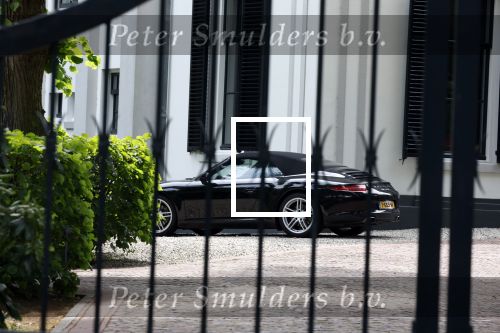 Huizen 7 8 en 9 juli 2023
De autos van Linda de Mol en Jeroen Rietbergen voor haar huis .
Linda viert haar verjaardag met vriendinnen in de tuin . Oa Susan Visser Mireille Bekooy Xenia Kasper en Lies Visschedijk waren aanwezig.