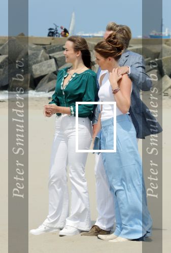 Den haag 30 juni 2023
Fotosessie op het strand Koning Willem Alexander, koningin Maxima en prinses Ariane, Prinses  Amalia en Prinses Alexia poseren tijdens de fotosessie op het strand met hond mambo.