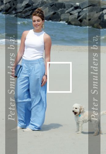 Den haag 30 juni 2023
Fotosessie op het strand Koning Willem Alexander, koningin Maxima en prinses Ariane, Prinses  Amalia en Prinses Alexia poseren tijdens de fotosessie op het strand met hond mambo.