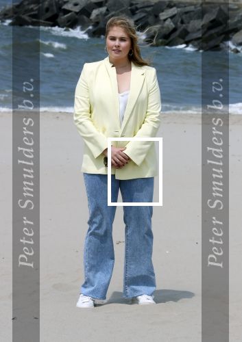 Den haag 30 juni 2023
Fotosessie op het strand Koning Willem Alexander, koningin Maxima en prinses Ariane, Prinses  Amalia en Prinses Alexia poseren tijdens de fotosessie op het strand met hond mambo.