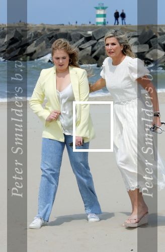 Den haag 30 juni 2023
Fotosessie op het strand Koning Willem Alexander, koningin Maxima en prinses Ariane, Prinses  Amalia en Prinses Alexia poseren tijdens de fotosessie op het strand met hond mambo.