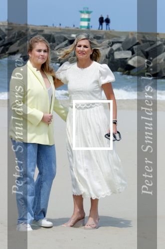 Den haag 30 juni 2023
Fotosessie op het strand Koning Willem Alexander, koningin Maxima en prinses Ariane, Prinses  Amalia en Prinses Alexia poseren tijdens de fotosessie op het strand met hond mambo.