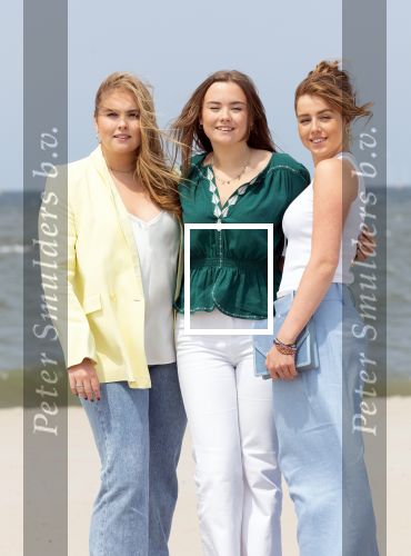 Den haag 30 juni 2023
Fotosessie op het strand Koning Willem Alexander, koningin Maxima en prinses Ariane, Prinses  Amalia en Prinses Alexia poseren tijdens de fotosessie op het strand met hond mambo.