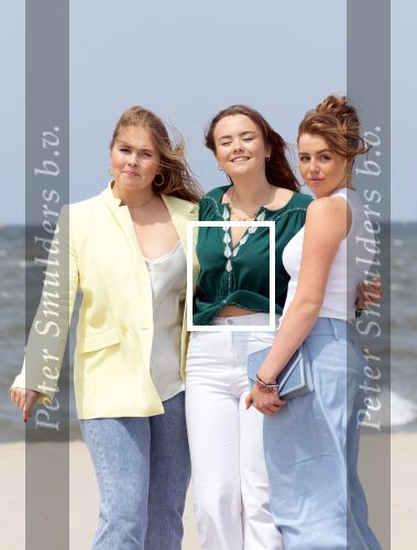 Den haag 30 juni 2023
Fotosessie op het strand Koning Willem Alexander, koningin Maxima en prinses Ariane, Prinses  Amalia en Prinses Alexia poseren tijdens de fotosessie op het strand met hond mambo.