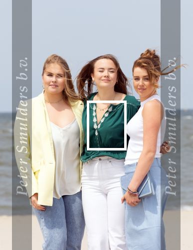 Den haag 30 juni 2023
Fotosessie op het strand Koning Willem Alexander, koningin Maxima en prinses Ariane, Prinses  Amalia en Prinses Alexia poseren tijdens de fotosessie op het strand met hond mambo.