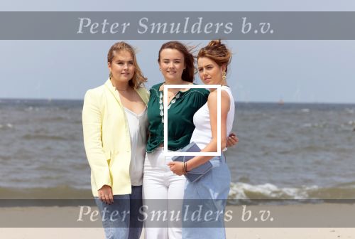 Den haag 30 juni 2023
Fotosessie op het strand Koning Willem Alexander, koningin Maxima en prinses Ariane, Prinses  Amalia en Prinses Alexia poseren tijdens de fotosessie op het strand met hond mambo.