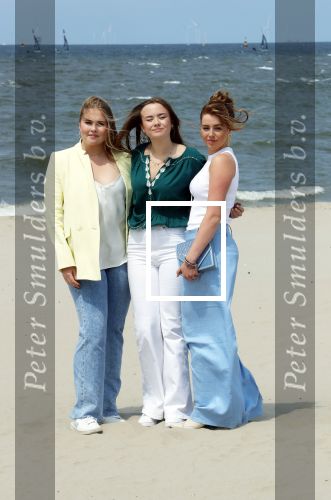 Den haag 30 juni 2023
Fotosessie op het strand Koning Willem Alexander, koningin Maxima en prinses Ariane, Prinses  Amalia en Prinses Alexia poseren tijdens de fotosessie op het strand met hond mambo.